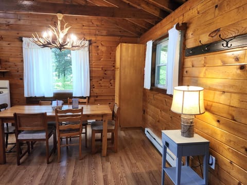 Red Maple Cabin Dining Room