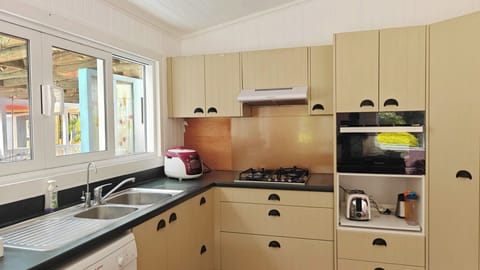 Full-size fridge, microwave, oven, toaster