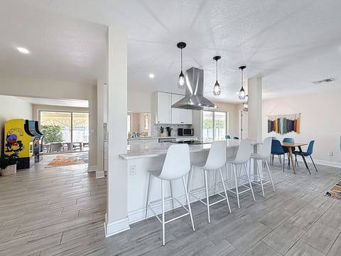 Kitchen Island with 4 bar seats