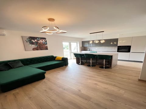 Apartment (Four-Bedroom Apartment With Sea View) | Bathroom | Shower, towels