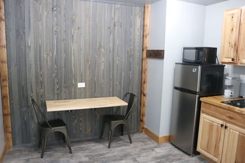 Comfort Studio, 1 King Bed, Patio, Corner | In-room dining