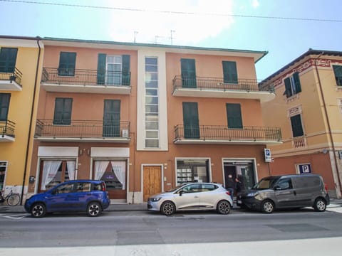 Window, Building, Motor Vehicle, Automotive Exterior, Car, Neighbourhood, Apartment, Town