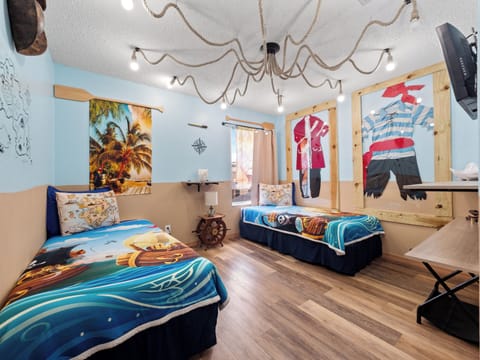 Bedroom 6 Upstairs Twin Bedroom Shared Bathroom Tub/Shower Sleeps 2 Pirates Theme