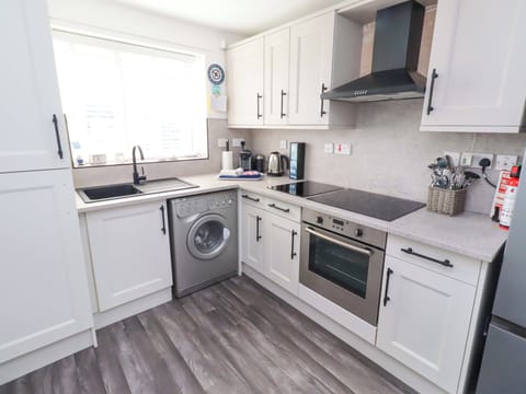Cottage | Private kitchen | Fridge, microwave, toaster, cookware/dishes/utensils