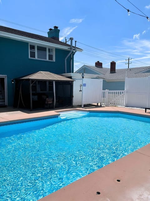 Private pool, sunny skies, and plenty of space to relax. The perfect spot for a refreshing swim or a laid-back afternoon by the water.
