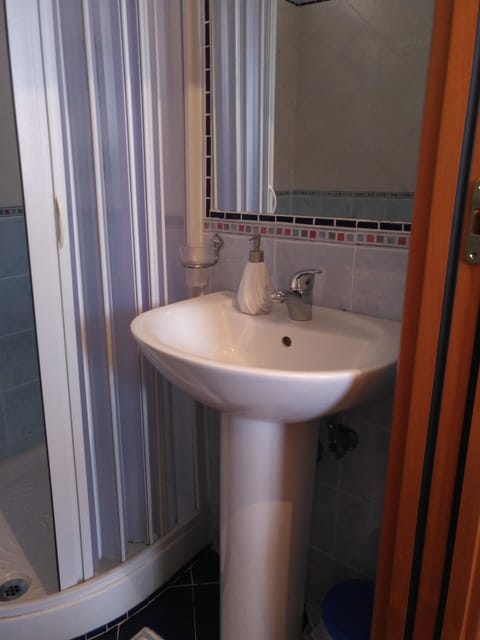 Standard Double Room, Sea View | Bathroom | Shower, free toiletries, hair dryer, towels