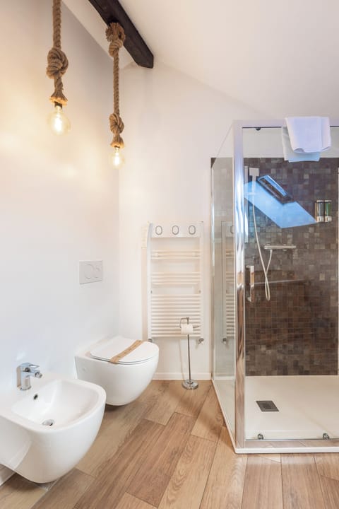 Junior Suite | Bathroom | Hair dryer, towels, soap, shampoo