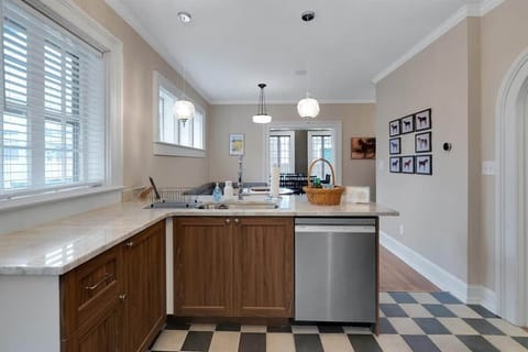 Dishes? Done! With our state-of-the-art Bosch dishwasher, cleanup is a snap—so you can spend less time chasing crumbs and more time chasing adventures.