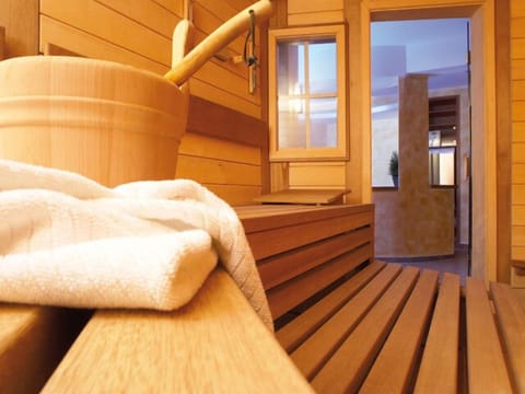 Sauna, hot tub
