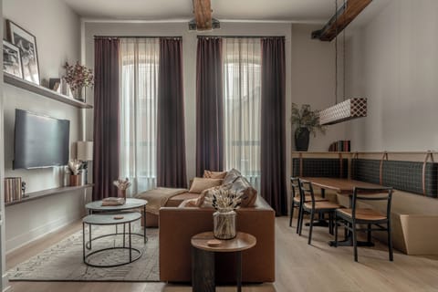 Open concept living/dining/kitchen. Built in custom dining banquette.