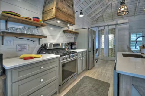 Modern and fully equipped kitchen