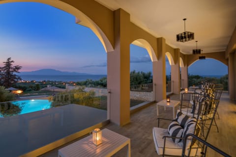 2 bars/lounges, poolside bar