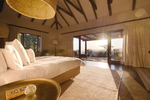 Rock House | Premium bedding, in-room safe, laptop workspace, WiFi (free)