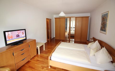 Minibar, in-room safe, desk, iron/ironing board