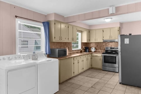 Complete kitchen amenities
