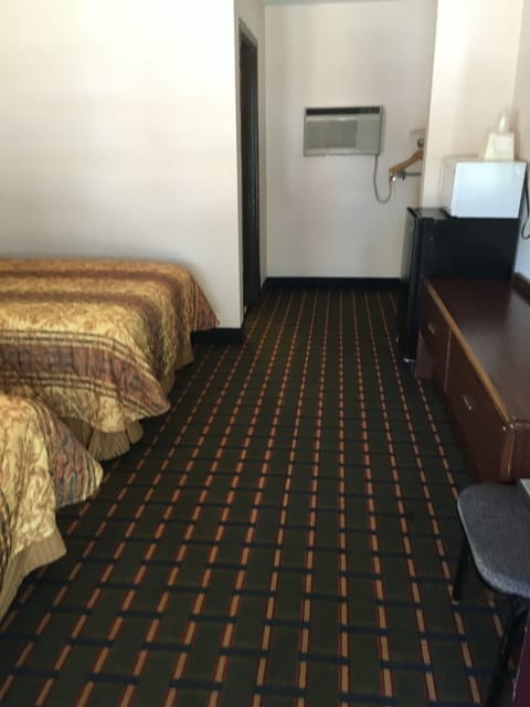 2 Double Beds (Smoking) | Free WiFi