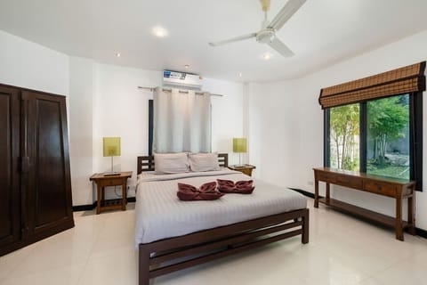Koh Samui seaview bungalow bedroom with 1 king bed, ceiling fan, and warm tropical ambiance