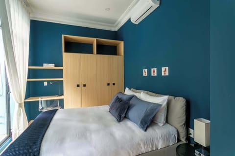 Cama queen con armario, espacio para trabajar. Cuenta con baño privado y AC