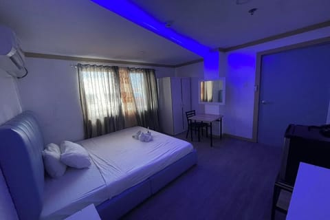 Standard Room | Minibar, in-room safe, desk, iron/ironing board