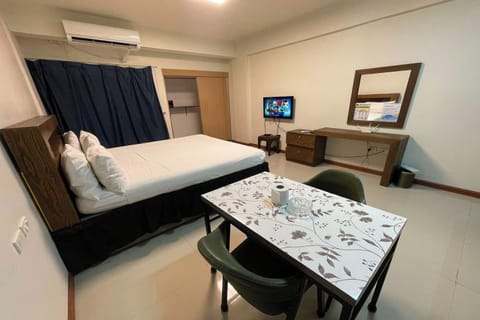 Deluxe Room | Desk, free WiFi, bed sheets