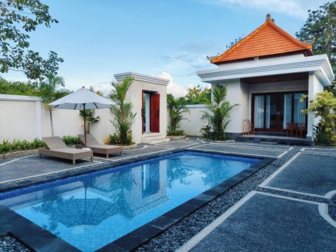 Outdoor pool, pool umbrellas, sun loungers