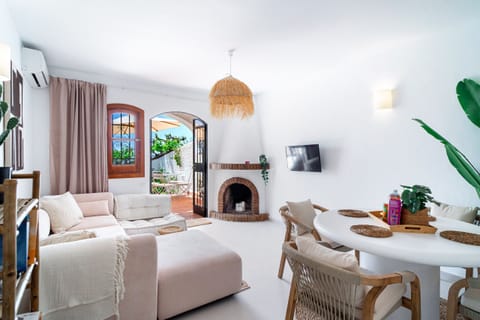 Cosy apartment living room for rent in Nerja, located in San Juan de Capistrano, with direct access to a charming private terrace. Decorated in a Mediterranean style, it offers a bright and relaxing atmosphere ideal for enjoying your holidays.