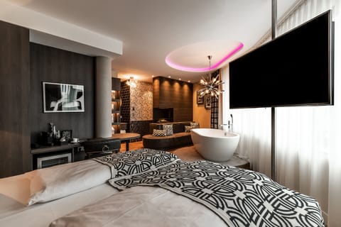DELUXE Room | Minibar, in-room safe, individually decorated, individually furnished