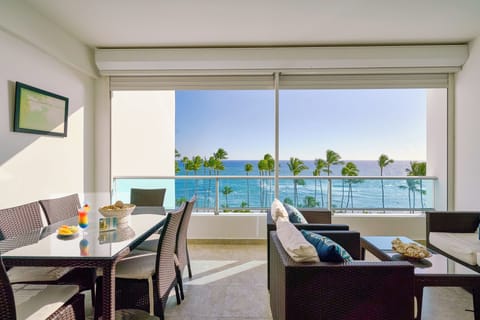 Your Morning View – Open the curtains and let the Caribbean ocean welcome you with its calm waves and endless blue horizon.