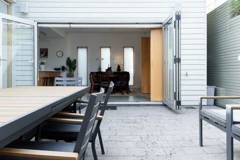 Seamless Indoor-Outdoor Dining Space