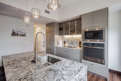 Deluxe Apartment, 3 Bedrooms, Non Smoking | Private kitchen | Fridge, microwave, oven, stovetop