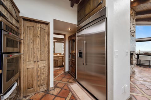 Kitchen, Oven/Fridge