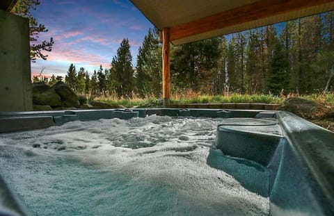 Summerwind Lodge ~ covered hot tub