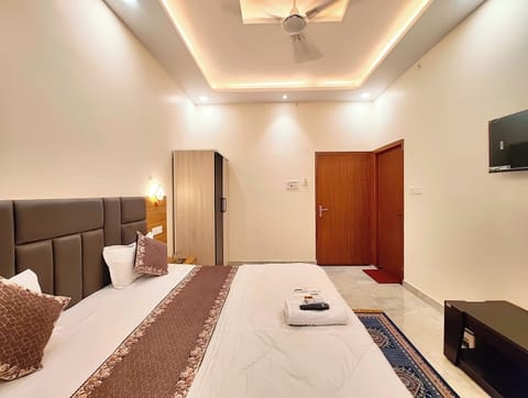 Superior Double Room, Air conditioning | Desk, laptop workspace, soundproofing, bed sheets