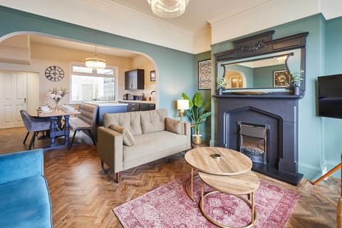 Twelve On The Terrace, Newbiggin-by-the-Sea - Host & Stay