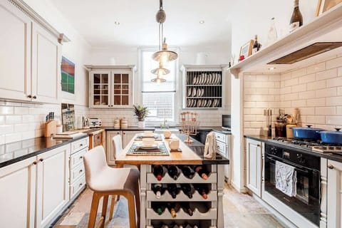 Kitchen diner, with comfortable seating for up to 6