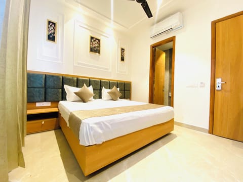 Superior Double Room, Balcony, City View | Desk, laptop workspace, soundproofing, iron/ironing board