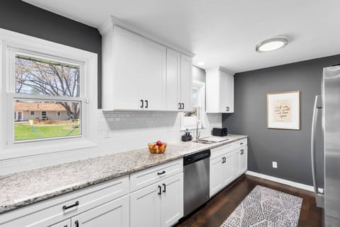 Spacious kitchen counters