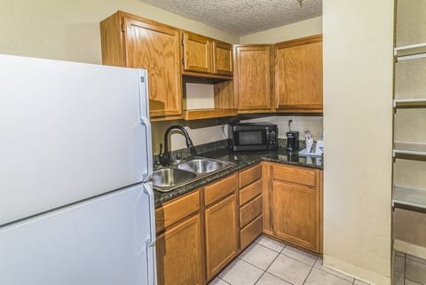Studio Suite, 1 Queen Bed, Non Smoking, Kitchenette | Private kitchen | Mini-fridge, microwave