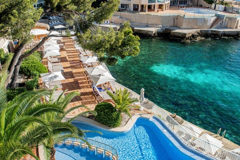 Outdoor pool, pool umbrellas, sun loungers