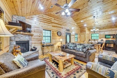 Broken Bow Vacation Rental | 1BR | 1BA | Stairs to Enter | 1,100 Sq Ft
