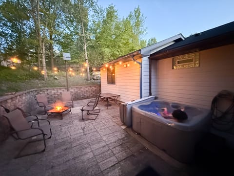 Hot tub - Fire-pit - at sunset