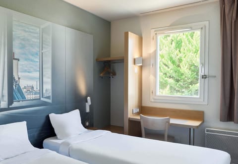 Premium bedding, desk, blackout drapes, soundproofing