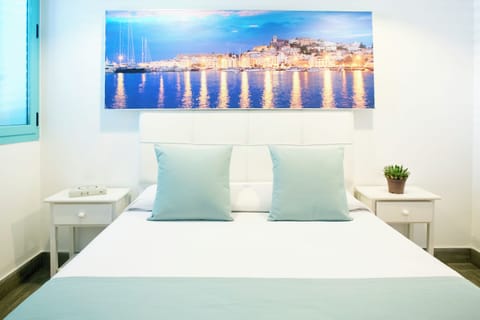 Classic Double Room | In-room safe, desk, WiFi (free), bed sheets