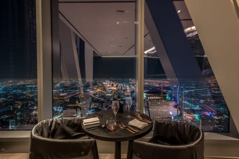 2 restaurants; breakfast, lunch, dinner, and brunch served