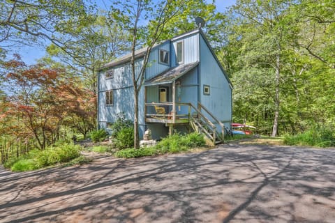 View of front door from driveway and the Trapps. 7 steps to get inside.