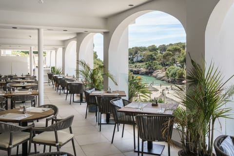 5 restaurants; breakfast, lunch, and dinner served