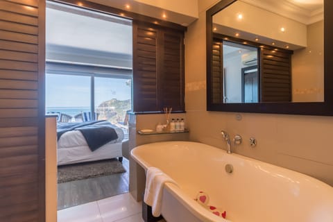 Room (Pansy Shell) | Bathroom | Separate tub and shower, free toiletries, hair dryer, slippers