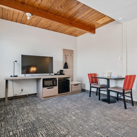 Standard Room, 1 Queen Bed, Refrigerator & Microwave | Premium bedding, pillowtop beds, soundproofing, iron/ironing board