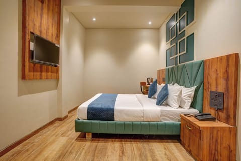 Executive Double Room | Desk, laptop workspace