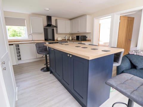 Cottage | Private kitchen | Fridge, microwave, dishwasher, toaster